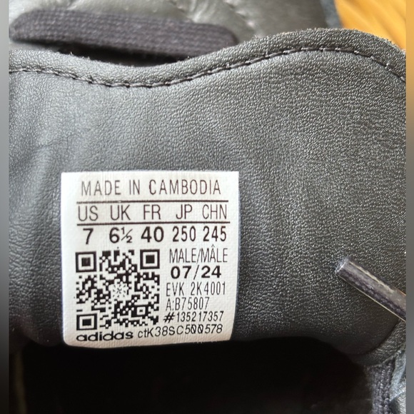 Adidas Sambas Black and White Classic Sneakers - Picture 6 of 6